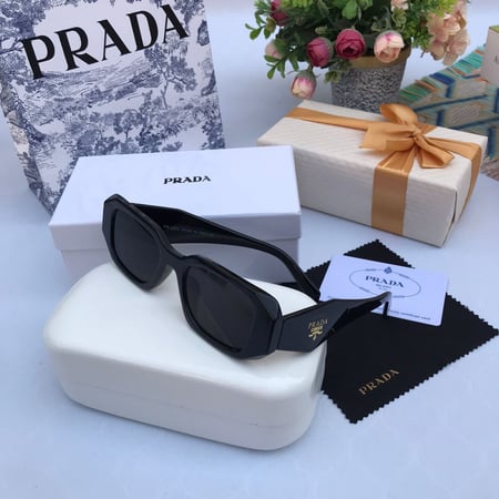 نظارات ماركة أسود