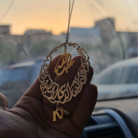 تعليقة للسيارة بالاسم مع حرف _متجر مون
