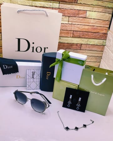 طقم هدايا نسائية نظارة ديور وحلق وسوارة فان كليف باللون الأسود