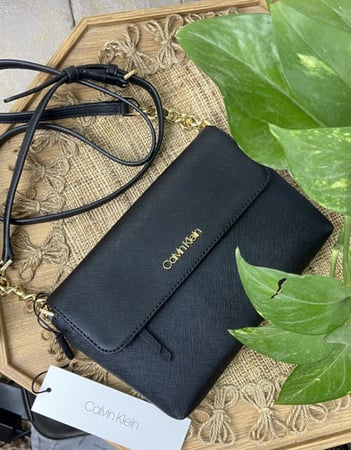 شنطة كروس من كالفن كلاين