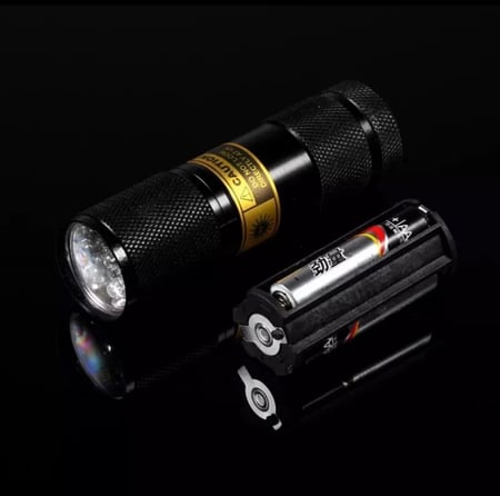 كشاف عقارب (بطارية)