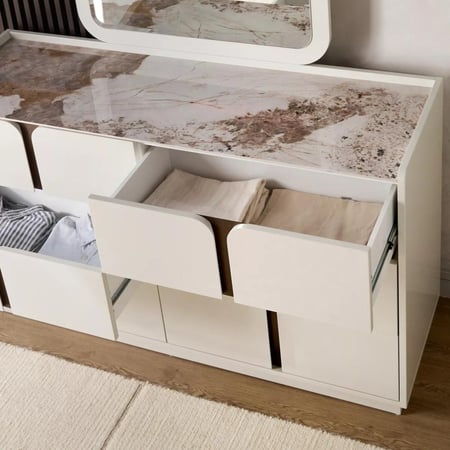 طاولة تزيين مع مرآة