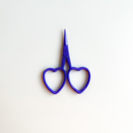 مقص كروشيه صغير حاد