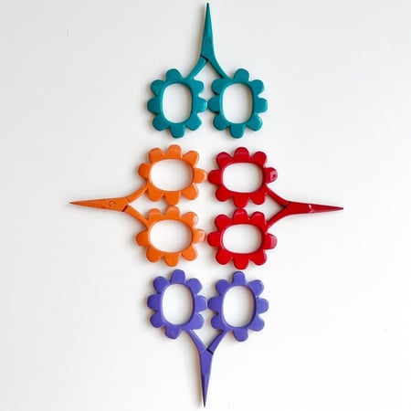 مقص كروشيه صغير حاد