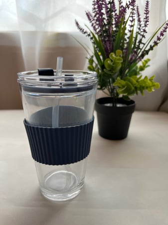 كوب زجاج  مع مصاص كحلي