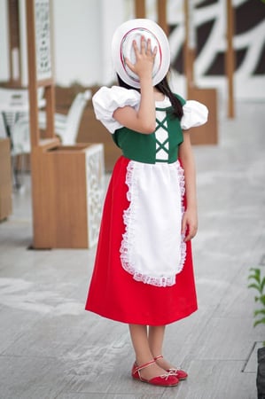 الزي التقليدي التراثي الايطالي مكون من فستان و قبعه