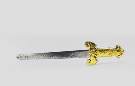 سيف عرضه بلاستيك