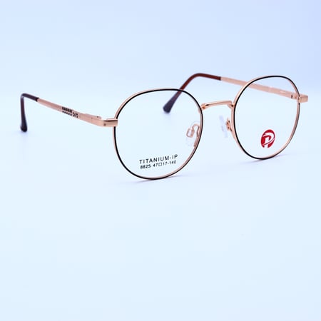 نظارة طبية بمقاسات دقيقة وإطار كلاسيكي