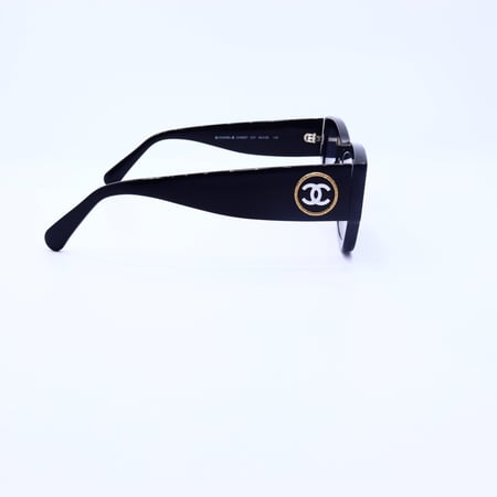 نظارة شمسية شانيل تظهر تفاصيل الإطار الأسود