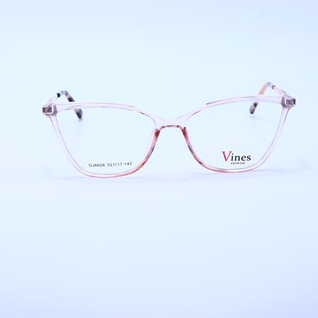 تفاصيل تصميم نظارة طبية نسائية عصرية للراحة اليومية