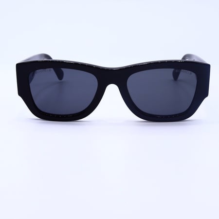 نظارة شمسية شانيل تظهر تفاصيل الإطار الأسود