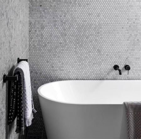 خلاط مغسلة جداري فتحتين اللون اسود مطفي مع القلب المدفون (طول المصب 18.50 سم ) نيرو / Nero