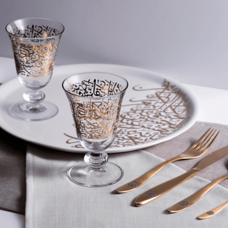 طقم كاسات زجاجية فاخرة بكعب بزخرفة ذهبية من الخط العربي