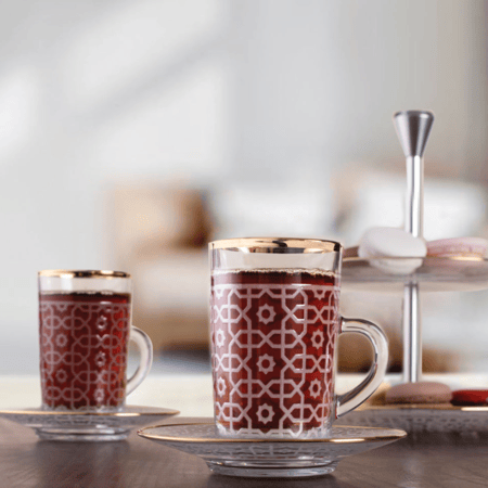 طقم بيالات وفناجين شاي بيد مع صحن مذهب بزخرفة فاخرة مستوحاة من الفنون الشرقية القديمة