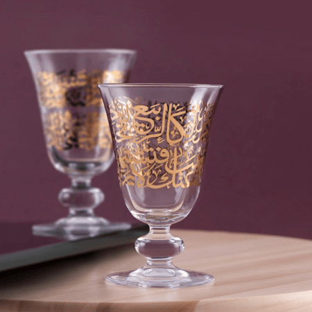 طقم كاسات زجاجية فاخرة بكعب بزخرفة ذهبية من الخط العربي