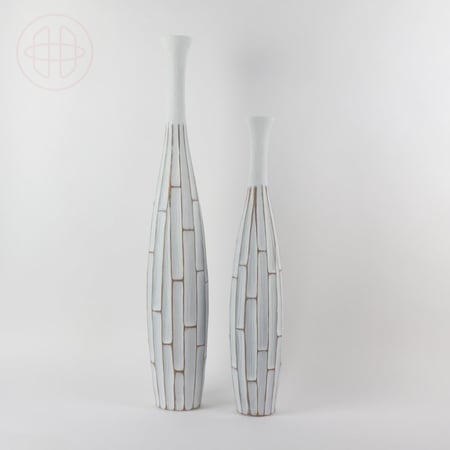 فازه مزهرية فايبر برقبة طويلة - بيضاء مخطط بلون بني - مقاسان