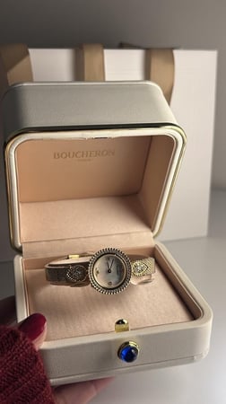 ساعة بوشرون الذهبي