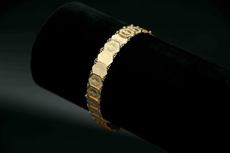 سوارة ذهب ناعمة وراقية