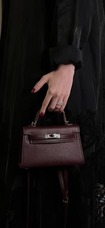 شنطة بيوند 22 كيلي ستايل مع ستراب- برغندي/فضي