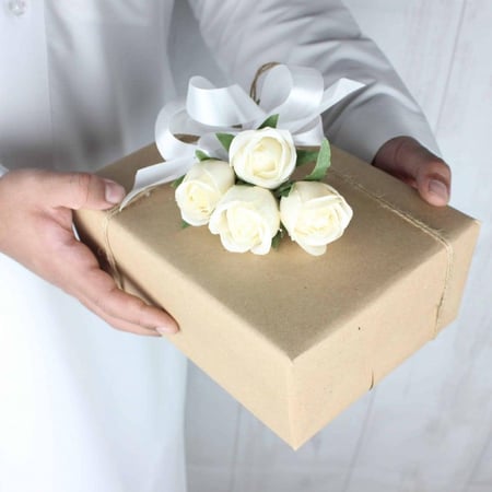 تغليف ابيض مع ورد جميل