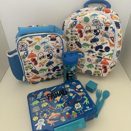 طقم العوده للمدارس ٨ منتجات (شنطه مدرسه - شنطه لنش بوكس - مقلمه - لنش بوكس- مطاره - ملعقه -شوكه- علبه للصوص)