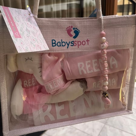 هديه عباره عن بطانيه وتعليقه وبربتوزين وقبعه وقفاز ودميه