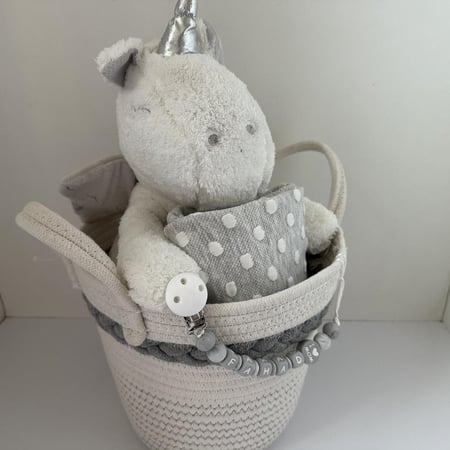 سله مع دميه وبطانيه وتعليقه