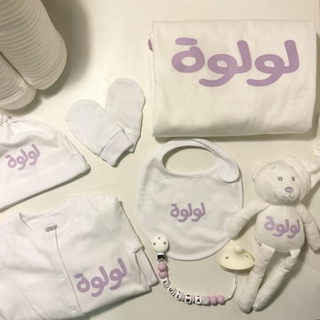 بوكس مع بطانيه ودميه وتعليقه ومصاصه وطقم (بربتوز وقبعه ومريله وقفازين )