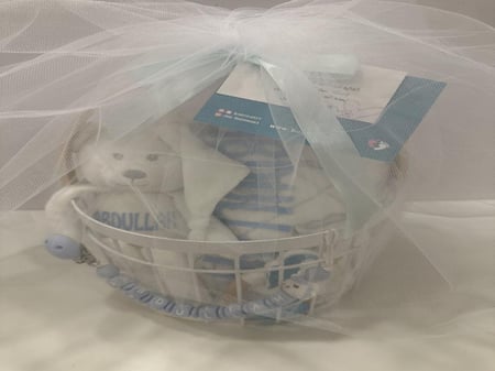 سله مع بطانيه ودميه وتعليقه بالاسم