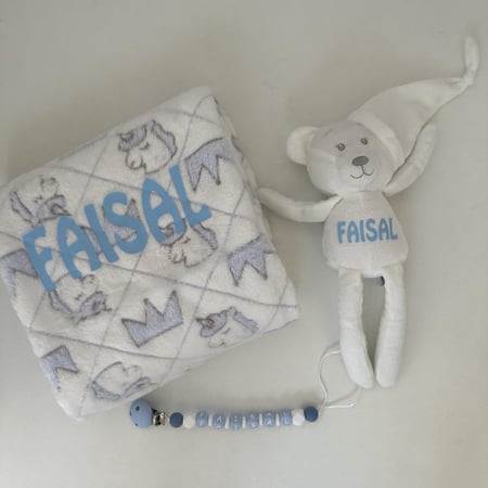 سله مع بطانيه ودميه وتعليقه بالاسم