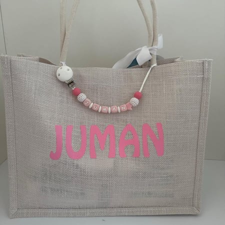 هديه عباره عن بطانيه وتعليقه وبربتوزين وقبعه وقفاز ودميه