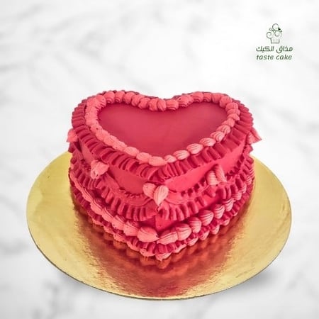 فيكتوريا كيك  احمر علي شكل قلب من مذاق الكيك