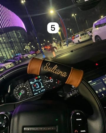 مسكة دركسون مطرزة بالاسم – تصميم فاخر