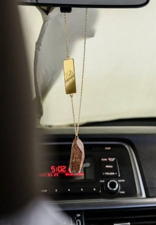 تعليقة سياره بالاسم على شكل مربع ذهبي