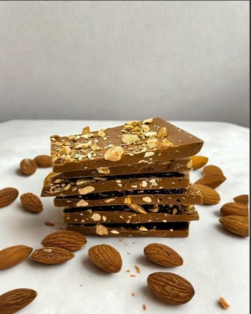 بوكس شوكولاتة بالحليب واللوز صغير ١٥٠ جم
