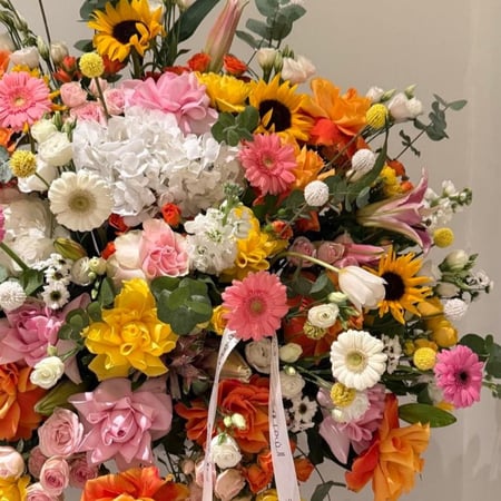 فازة الزهور الراقية بألوان الربيع