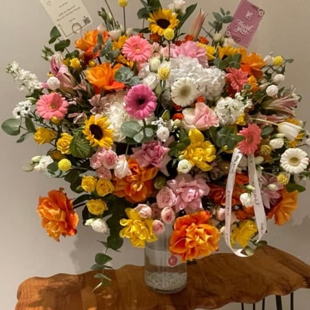 فازة الزهور الراقية بألوان الربيع