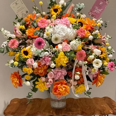 فازة الزهور الراقية بألوان الربيع