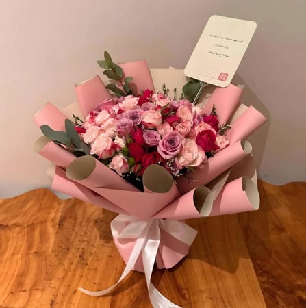 بوكية ورد طبيعي وردي بنفسجي فاخر بتغليف وردي أنيق