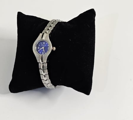 ساعة فضي وأزرق