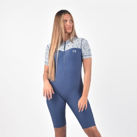 قميص قصير الأكمام / سروال قصير الأرجل متكامل (البدلة السباحة فقط)