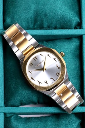 ساعة رجالية لونين أبيض مزينة بارقام عربية