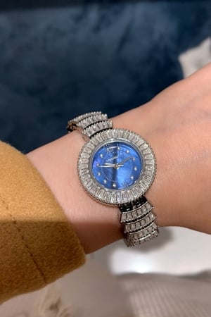 ساعة نسائية فضي ميناء كحلي بفصوص الزركون شبيه الألماس