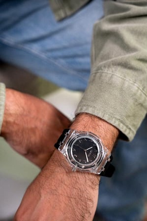 ساعة رجالية شفافة بسير من الربل بلون أسود