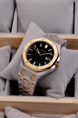 ساعة رجالية  بلونين فضي وذهبي  ميناء اسود