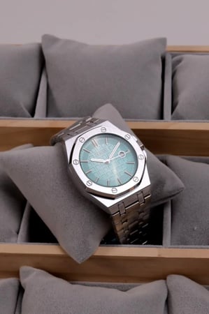 ساعة رجالي بلون فضي ميناء تيفاني