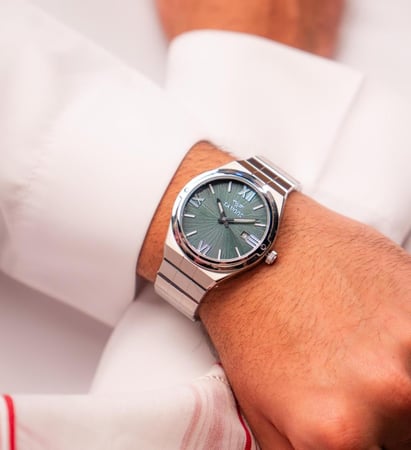 ساعة فخر الرجالية باللون الفضي بمناء أخضر