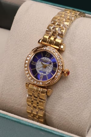 ساعة نسائية دائرية باللون الذهبي ميناء أزرق