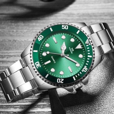 ساعة رجالية باللون الفضي والأخضر