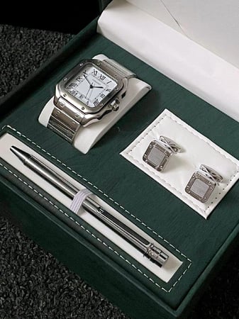 ساعة رجالية مربعة بلون فضي